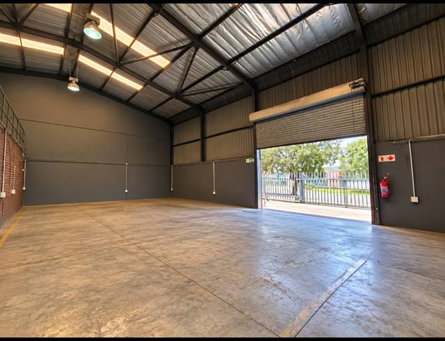 560M² WAREHOUSE TO LET IN FOUNDERS VIEW